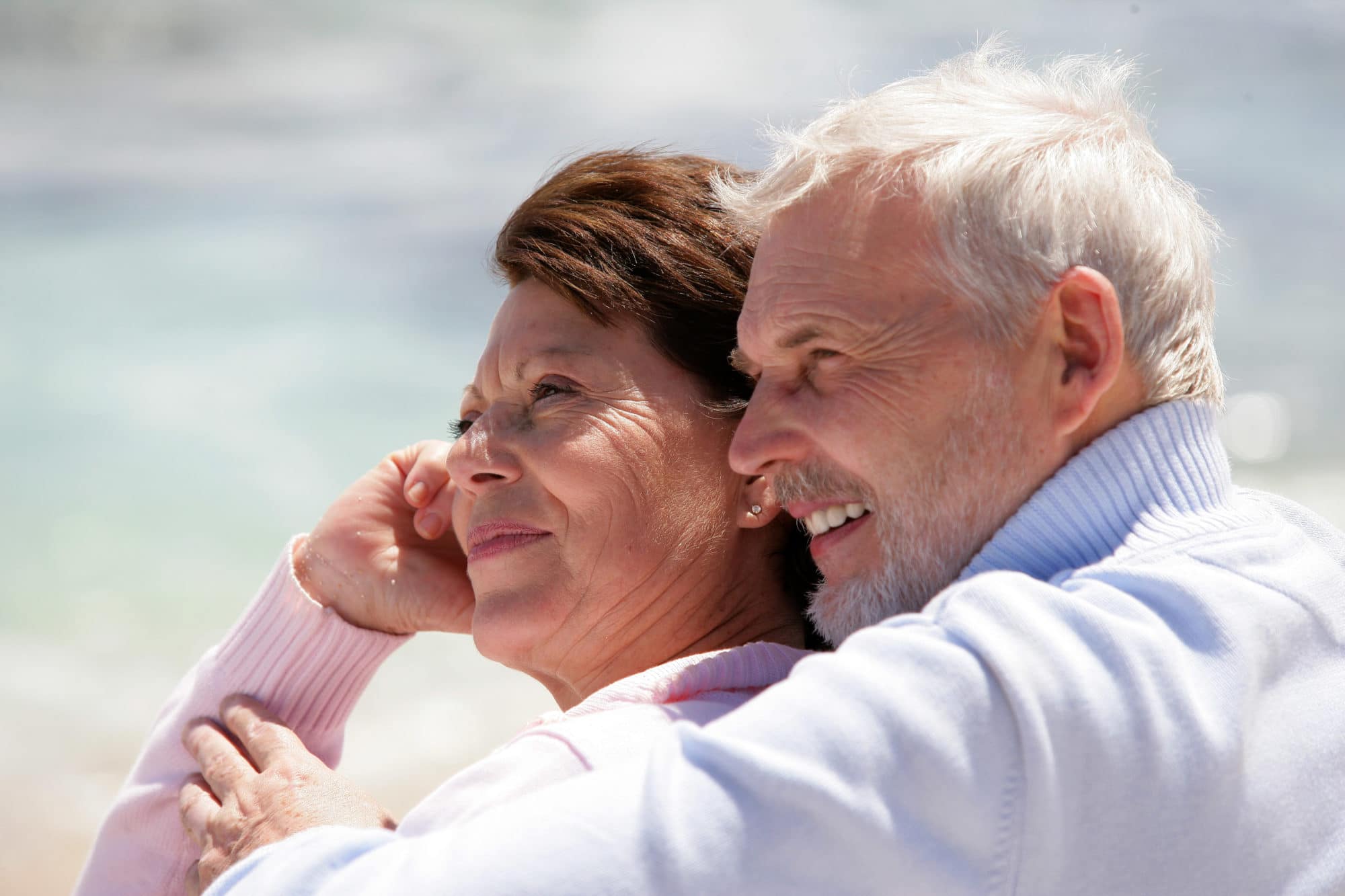 Portrait d'un couple de seniors souriants au bord de la plage