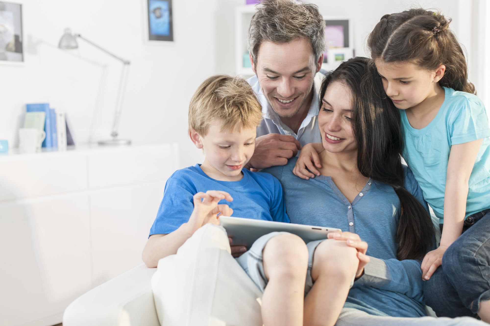 Famille jouant ensemble sur tablette