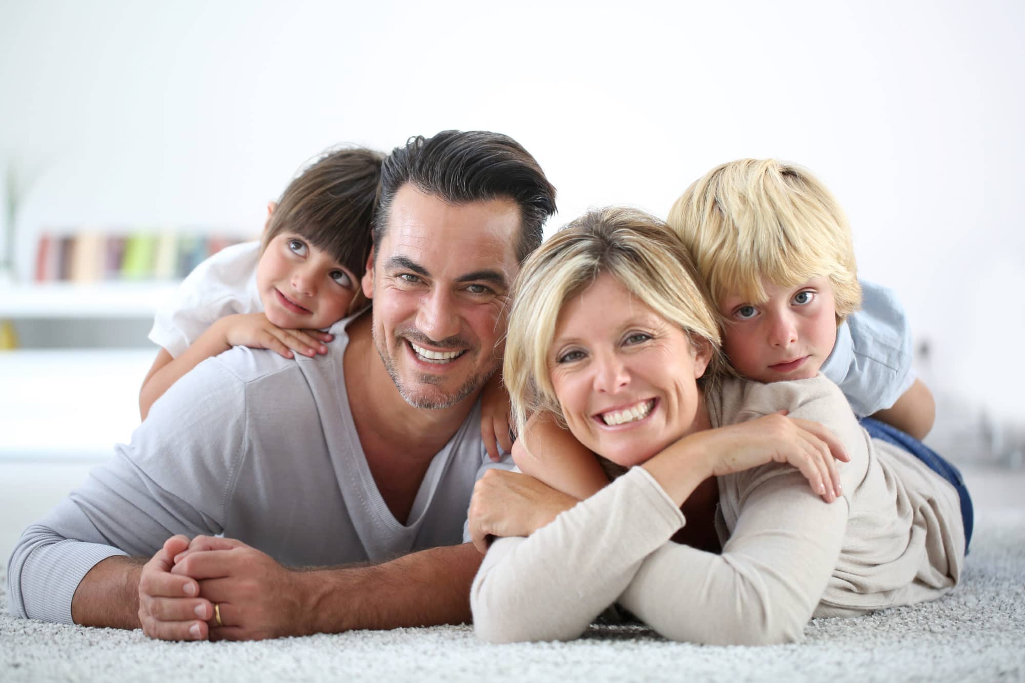 Portrait de famille sur la moquette